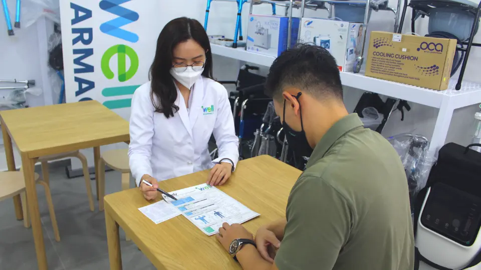 Pharmacist explaining the InBody result sheet