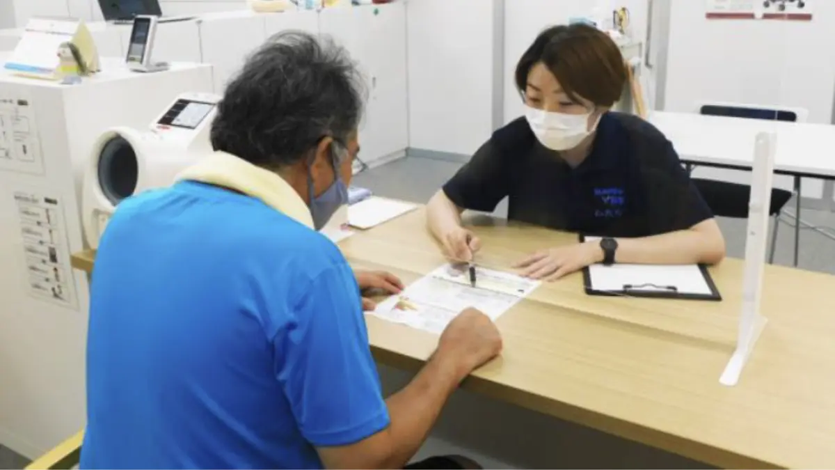 Rapport Kamiooka consulting their patient body composition with InBody result sheet printed