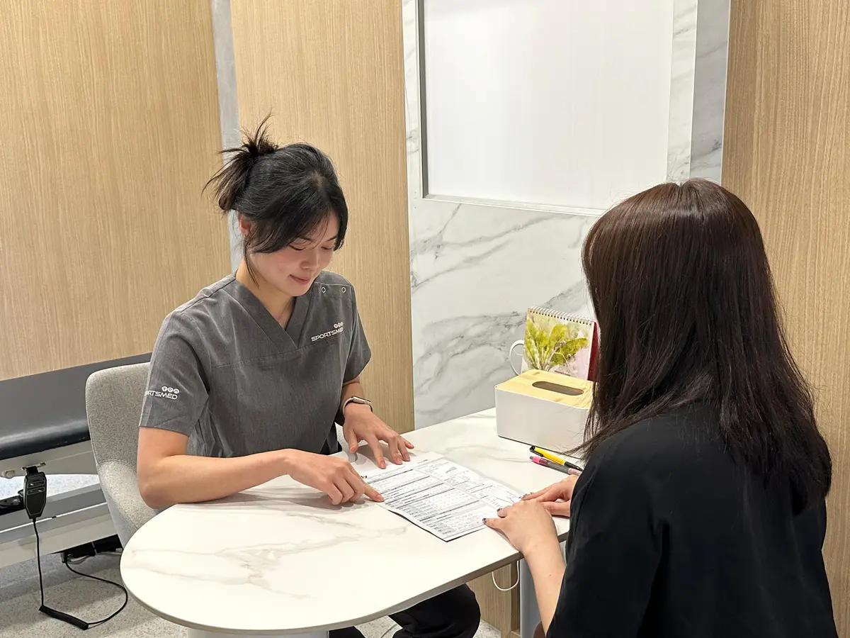 Physiotherapist providing one-to-one consultation on her InBody Body Composition Result