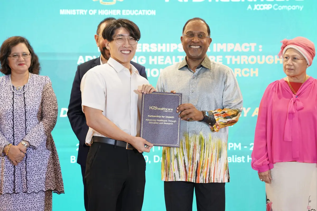 Paul Choi from InBody Asia and the Minister of Higher Education Malaysia