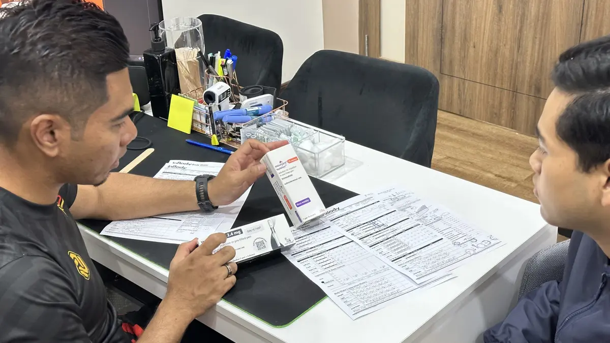 Dr. Suffian provide personalized weight loss recommendations to his patient